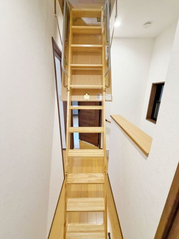 京都市北区衣笠高橋町中古戸建の収納|2階には屋根裏収納有り。普段使わないものなどまとめて収納できるのでいつでも室内をきれいに片付けておけます。