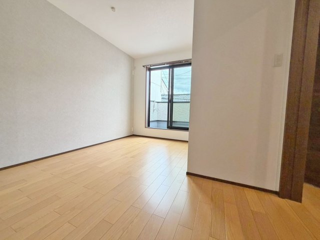 京都市北区衣笠高橋町中古戸建の寝室|2階洋室6.7帖
バルコニーに面した主寝室想定のお部屋です。