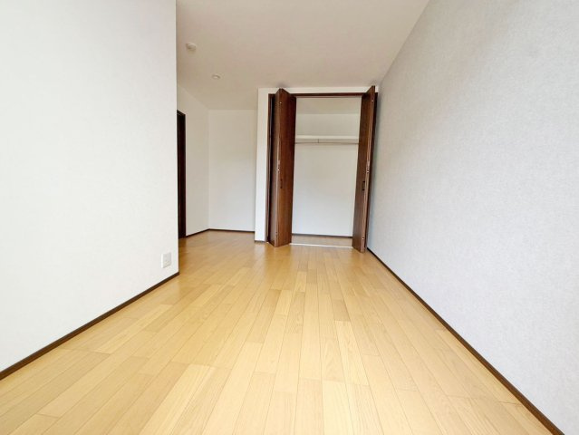 京都市北区衣笠高橋町中古戸建の収納|2階洋室6.7帖
奥行のあるクローゼット完備。