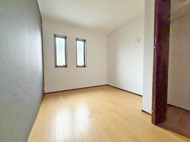 京都市北区衣笠高橋町中古戸建の子供部屋|2階洋室5.3帖
子供部屋にぴったりのお部屋です。