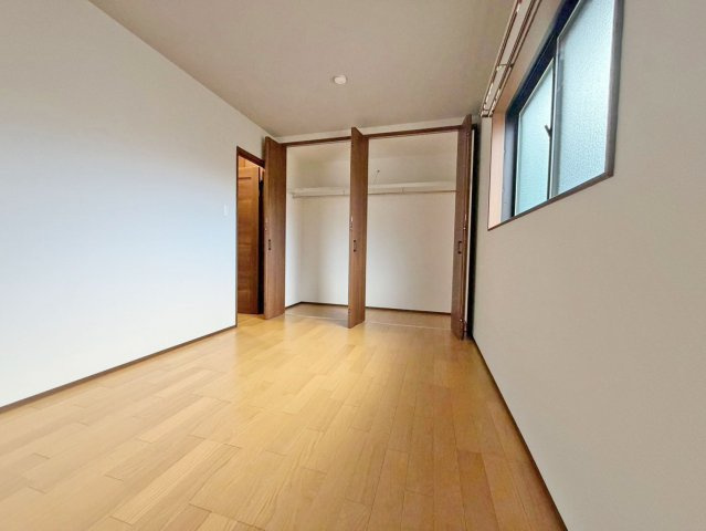 京都市北区衣笠高橋町中古戸建の収納|2階洋室6.7帖
大型のクローゼット完備です。