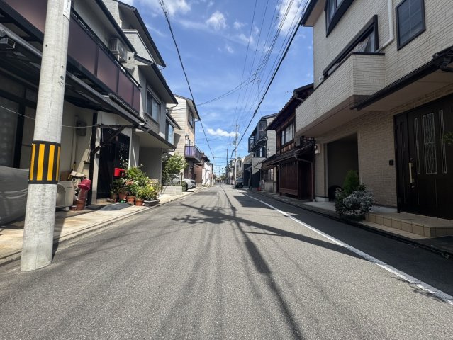 京都市北区衣笠高橋町中古戸建の前面道路含む現地写真|南向き前面道路
幅員約6ｍ