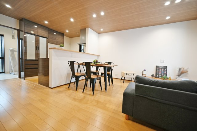 京都市北区衣笠高橋町中古戸建のダイニング|広々とした16.25帖大のLDKはダイニングテーブルとソファーセットを配置しても余裕の広さ。家族全員が十分に寛げる空間が確保されています。