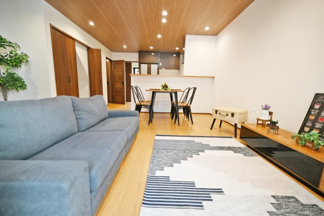 京都市北区衣笠高橋町中古戸建の居間・リビング|リビングからキッチンに向かって撮影した写真です。お料理をしている様子が見えるので、家族の間の会話も弾みます。今日も学校もことや職場での話など話題は尽きません。