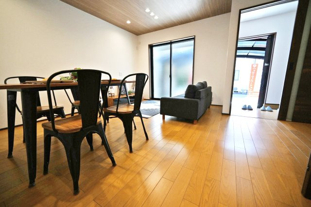 京都市北区衣笠高橋町中古戸建のダイニング|リビングダイニングは南側に大きく開いた窓から明るい陽射しが差しこんでくる空間です。家族の笑い声が聞こえてきそうです。