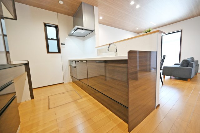 京都市北区衣笠高橋町中古戸建のキッチン|開放的な対面式キッチンの奥には採光＆換気用の窓が配置。お料理の際に出た煙も素早く室外に排出できます。