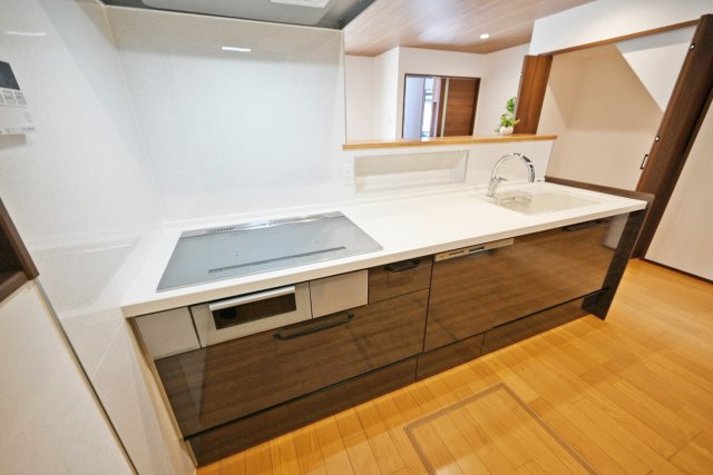 京都市北区衣笠高橋町中古戸建のキッチン|キッチンからリビング全体を見渡せるので、お料理中でも家族を見守れます。小さなお子様のいらっしゃるご家庭でも安心です。