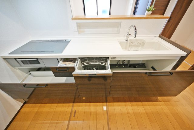 京都市北区衣笠高橋町中古戸建のキッチン|広いワークトップはお料理の盛り付けに便利。又、食洗機付なので、食後の片づけもスムーズに進みます。