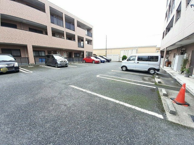サンライズヴィラひたち野Ｂの駐車場|車をお持ちの方に嬉しい駐車場付きの物件です