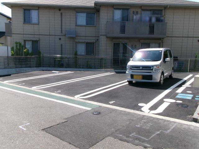 スーリール住吉の駐車場