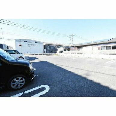ファミリーハイツ津福 C棟の駐車場|駐車場があります