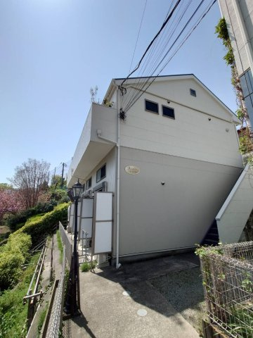 アザレ生麦A棟の外観