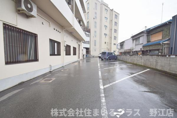 メゾン城北の駐車場