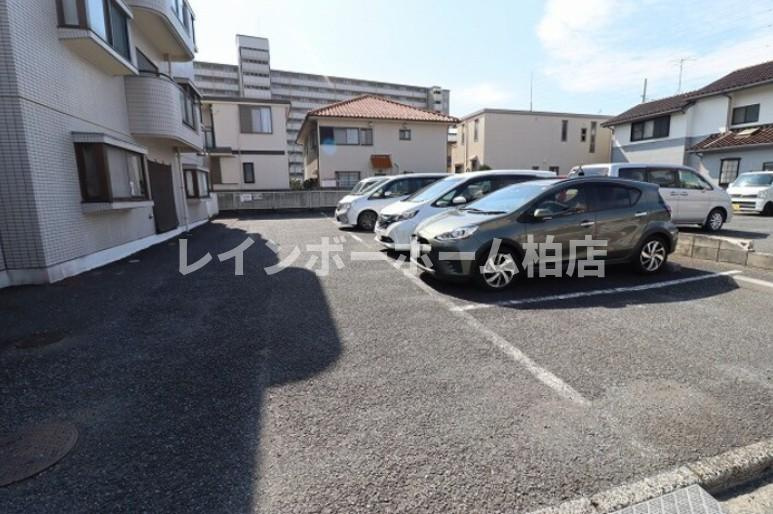 仲介手数料（賃料の1.10ヵ月）の50％OFF対象物件！の駐車場|駐車場があるので、車を買う予定の方も安心です