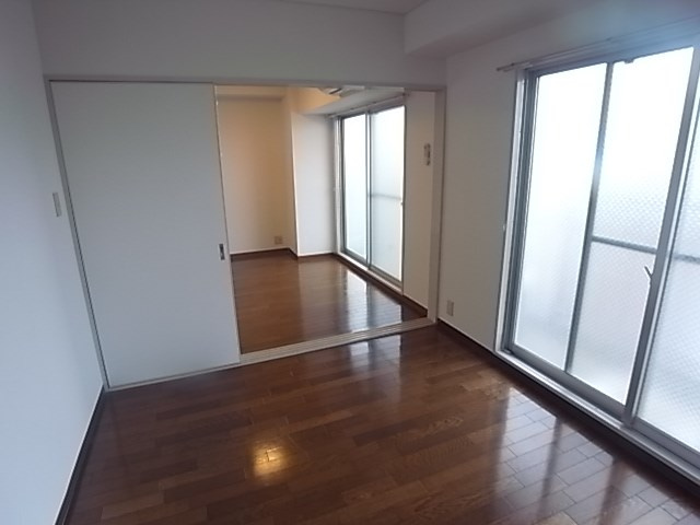 尼崎市東難波町５丁目の賃貸マンションの居間・リビング