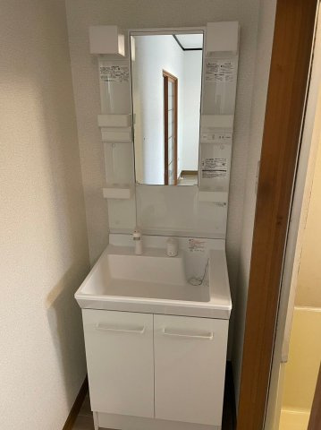 ファミリーハイツ津福 C棟の洗面所|明るい洗面所です