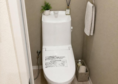 【トイレ】 | ライオンズマンション橋本第三 | 2026年6月のリフォームで新品に交換済みの温水洗浄便座付きトイレです。衛生面でも気持ち良くお使いいただけます。上部にはトイレットペーパー等のストックに便利な収納棚も設置された快適な空間です。