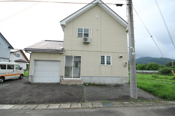 米沢市大字舘山　二階建て中古住宅の画像