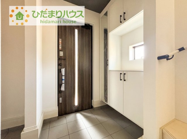 【玄関】 | 取手市白山8期　新築戸建 | 毎日「行ってきます」「ただいま」をいう玄関は明るく光が差し込みます♪