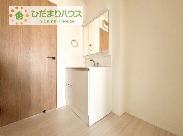 【独立洗面台】 | 取手市白山8期　新築戸建 | 三面鏡の大きな鏡は憧れます(^^♪
鏡の後ろは収納となっていて、細かいものでも収納できるのでスッキリと整理できます！