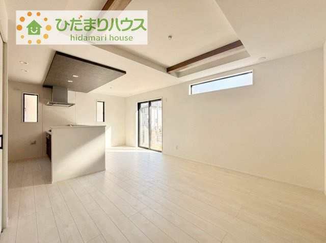 【居間・リビング】 | 取手市白山8期　新築戸建 | リビングの大きな窓からは、暖かな日の光が降り注ぎます・・・