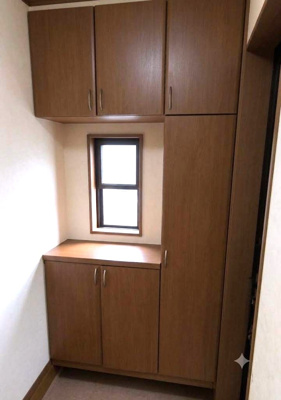 【玄関】 | 500万円大幅値下げ！茨木市竹橋町　中古戸建 | ■玄関収納があります。
【注釈】AI加工により家具等を消去した画像です。