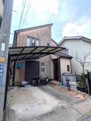 【外観】 | 茨木市竹橋町　中古戸建 | ■土地面積99.94平米（約30.23坪）■2路線2駅利用可能な立地■間口の広い整形地■前面道路幅員5.82ｍ■南向きバルコニー■4LDK+カーポート■全居室収納あり
