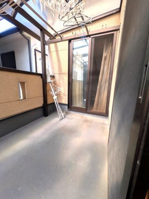 【バルコニー】 | 茨木市竹橋町　中古戸建 | ■南向きバルコニー■屋根付バルコニーのため雨の日でも安心です！