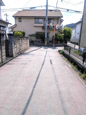 【前面道路含む現地写真】 | 茨木市竹橋町　中古戸建 | ■前面道路幅員北側5.8ｍあり車庫入れスムーズです！■徒歩圏内にお買い物施設が充実しています！■茨木小学校まで徒歩約8分・東中学校へ徒歩約7分
