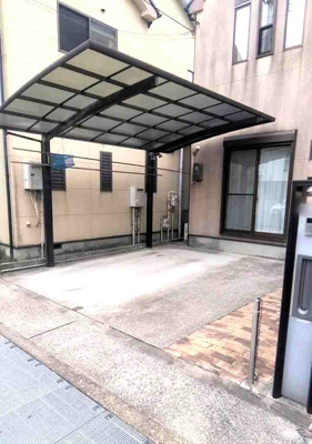 【駐車場】 | 100万円値下げしました。茨木市竹橋町　中古戸建 | ■土地面積99.94平米（約30.23坪）■2路線2駅利用可能な立地■間口の広い整形地■前面道路幅員5.82ｍ■南向きバルコニー■4LDK+カーポート■全居室収納あり
