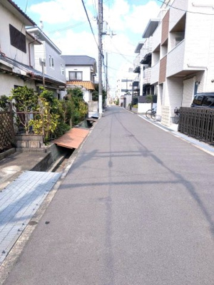 【前面道路含む現地写真】 | 茨木市竹橋町　中古戸建 | ■前面道路幅員北側5.8ｍあり車庫入れスムーズです！■徒歩圏内にお買い物施設が充実しています！■茨木小学校まで徒歩約8分・東中学校へ徒歩約7分
