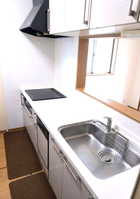 【キッチン】 | 500万円大幅値下げ！茨木市竹橋町　中古戸建 | ■13.5帖LDKには床下収納付き
【注釈】AI加工により家具等を消去した画像です。