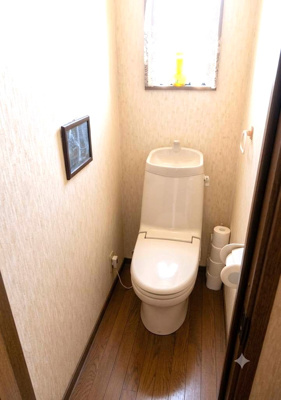 【トイレ】 | 500万円大幅値下げ！茨木市竹橋町　中古戸建 | ■トイレが2箇所あり便利です。
【注釈】AI加工により家具等を消去した画像です。