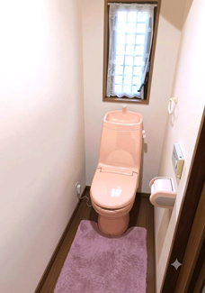 【トイレ】 | 500万円大幅値下げ！茨木市竹橋町　中古戸建 | ■トイレが2箇所あり便利です。
【注釈】AI加工により家具等を消去した画像です。