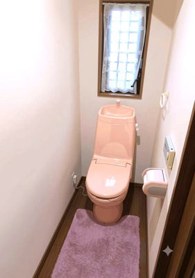 【トイレ】 | 500万円大幅値下げ！茨木市竹橋町　中古戸建 | ■トイレが2箇所あり便利です。
【注釈】AI加工により家具等を消去した画像です。