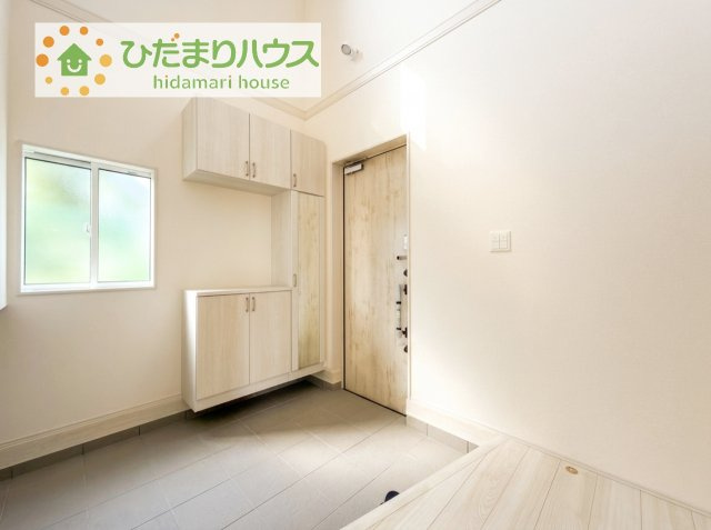 【玄関】 | 牛久市さくら台1丁目5期　新築戸建 | 靴で溢れかえっていた玄関も、大きなシューズボックスと、玄関横のクロークでスッキリ解決！玄関は「その家の顔」とお考えの方にオススメの広さです。