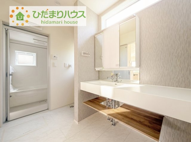 【独立洗面台】 | 牛久市さくら台1丁目5期　新築戸建 | 三面鏡の大きな鏡は憧れます(^^♪
鏡の後ろは収納となっていて、細かいものでも収納できるのでスッキリと整理できます！