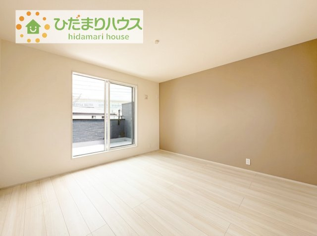 【寝室】 | 牛久市さくら台1丁目5期　新築戸建 | バルコニーに面していて、たっぷり光りの入る明るい主寝室です！