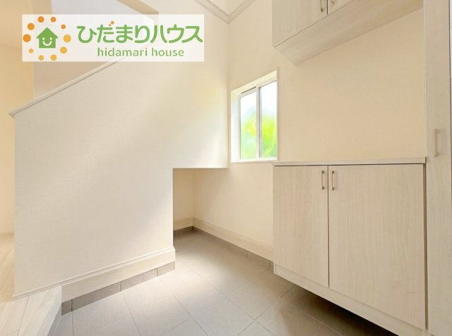 【玄関】 | 牛久市さくら台1丁目5期　新築戸建 | 毎日「行ってきます」「ただいま」をいう玄関は明るく光が差し込みます♪