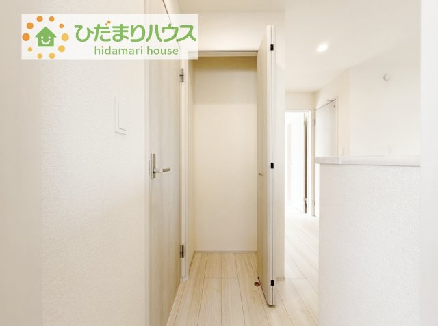 【収納】 | 牛久市さくら台1丁目5期　新築戸建 | 便利な廊下収納があるので掃除機や買いだめする洗面所用品はもちろん、箱買いしたペットボトルまでしまえます(^^)