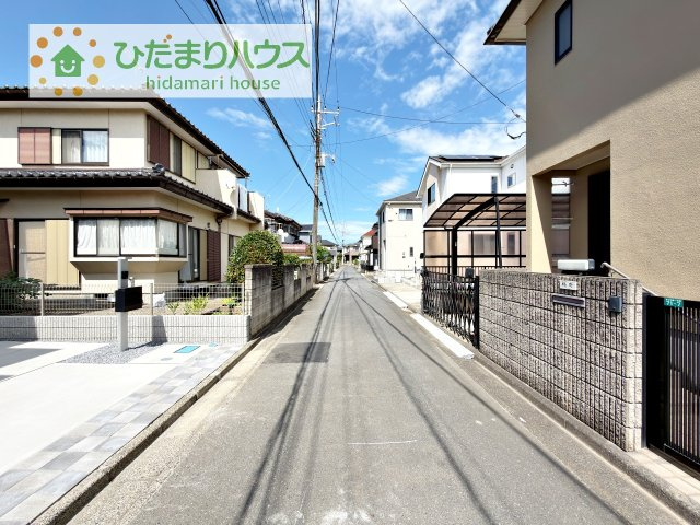 【前面道路含む現地写真】 | 牛久市さくら台1丁目5期　新築戸建 | 見通しの良い前面道路で、開放感があります。