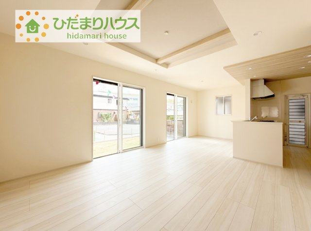 【居間・リビング】 | 牛久市さくら台1丁目5期　新築戸建 | リビングの大きな窓からは、暖かな日の光が降り注ぎます・・・