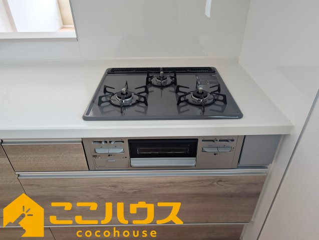 宜野湾市嘉数2丁目　新築戸建て　全8棟　B号棟のキッチン|三口コンロ
