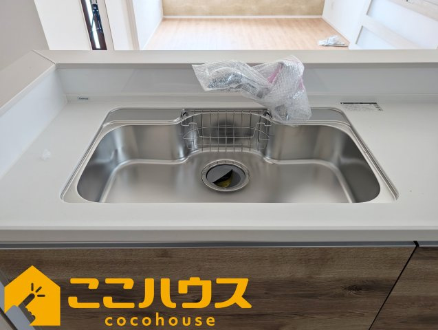 宜野湾市嘉数2丁目　新築戸建て　全8棟　B号棟のキッチン|洗い物のしやすいワイドシンク
