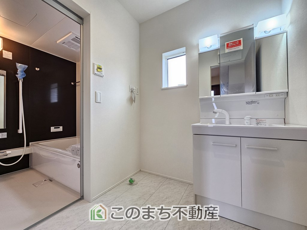 リナージュ大田原市新富町1期の洗面所|同社施工物件の写真です。※建具やフローリング、その他仕様が違う場合がございます。シャンプードレッサーで朝の身支度♪伸びるホースでお掃除も簡単清潔です！