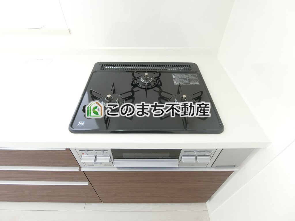 リナージュ大田原市新富町1期のキッチン|三ツ口コンロ採用で、同時調理もスムーズ◎！お料理を並べられるカウンター付きで、配膳・片付けをサポート！リビングで過ごすご家族とコミュニケーションを楽しみながら作業可能です♪