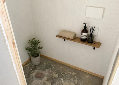 【トイレ】 | ガーデンポート相模大野台 | 衛生的にご使用いただける温水洗浄便座を装備したトイレです。バス・トイレ別で快適なプライベート空間が確保されています。上部にはトイレットペーパーなどを整理できる収納棚も備えられており使い勝手良好。