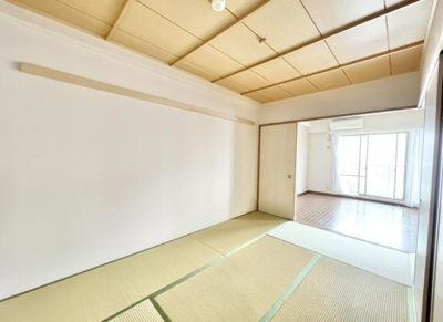 【和室】 | グランアヴェニューサウスプレイス壱番館 | LDKと隣接した6畳の和室。
開けることで、開放感あふれる空間に！
