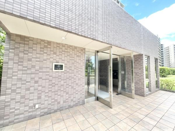 【エントランス】 | グランアヴェニューサウスプレイス壱番館 | 流行に左右されず、将来にわたって価値が継続する「上質」な佇まい。親しみやすさといった暮らしを豊かにしてくれる住空間です。