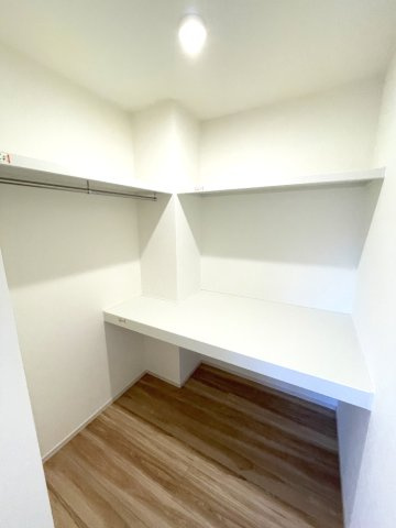 岡山市中区藤原西町　戸建ての収納|2階にある、収納豊富なウォークインクローゼットです。